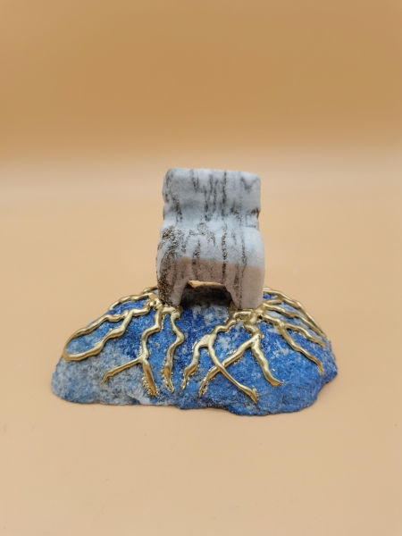 „Sit down please“